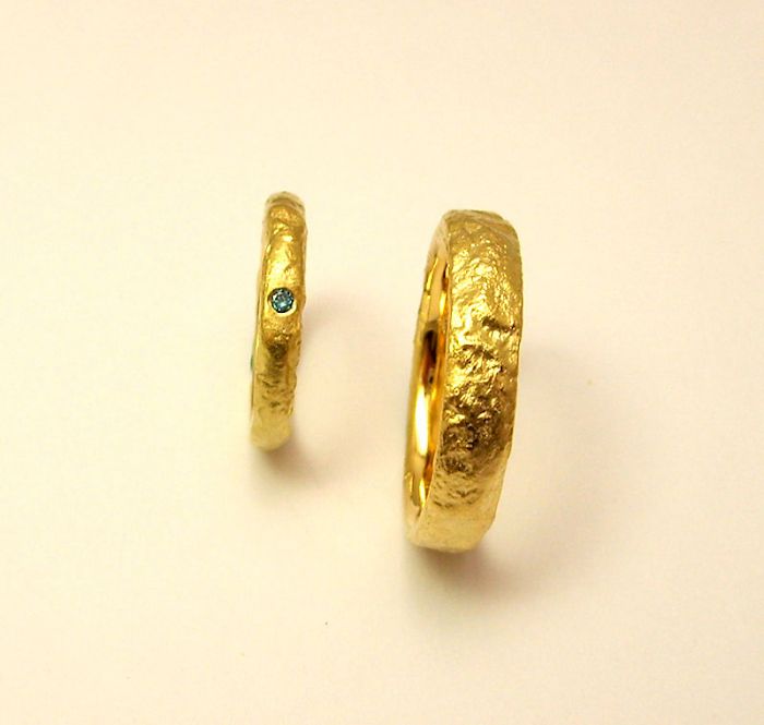 Trauringe 750/- Gelbgold mit blauem Brillanten